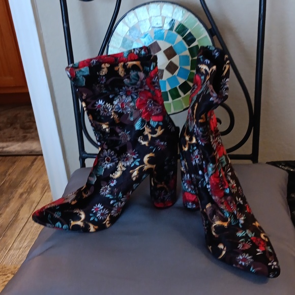 Floral booties - Picture 2 of 3